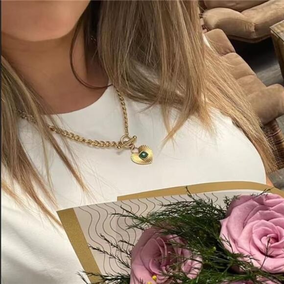 18K Gold Green Agate Heart Necklace | Chunky Sunburst Pendant - Picture 3 of 5